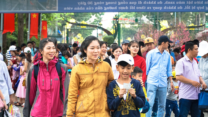 Vườn hoa trong sở thú Sài Gòn bị giẫm nát ngày đầu năm mới